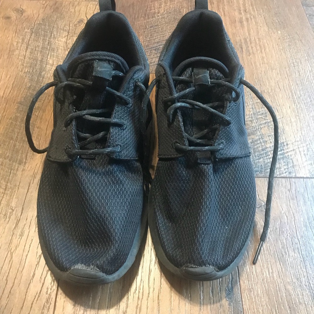 All black Nike Roshes